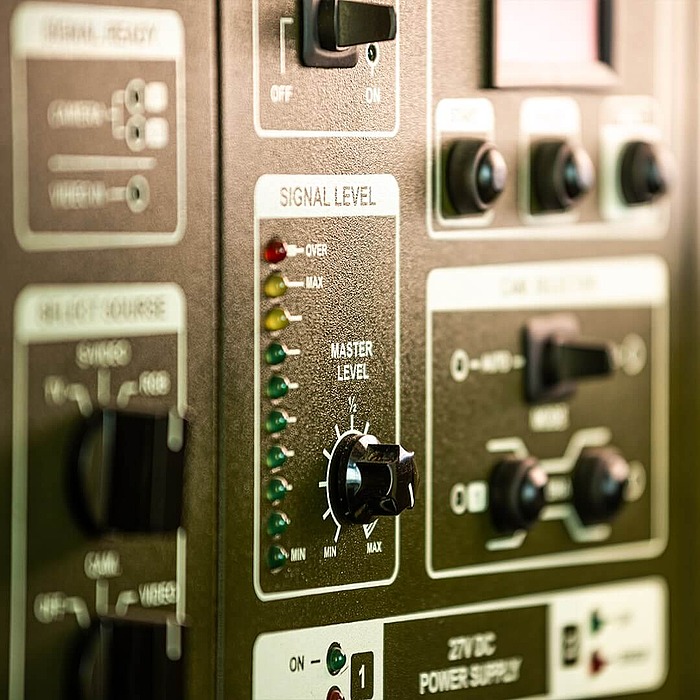 Steuerpult mit Schaltern und Reglern symbolisiert technische Facharbeit bei hpm (Hofmann Projektmanagement)