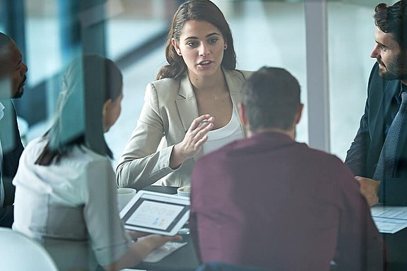 Team bei Besprechung im Büro symbolisiert Projektarbeit bei hpm (Hofmann Projektmanagement)