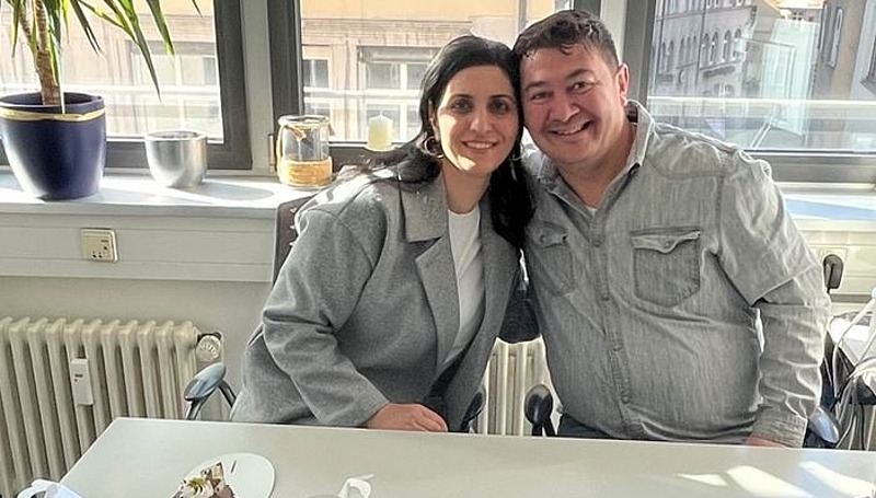 Zwei lächelnde externe Mitarbeiter von Hofmann Personal bei einer Firmenfeier.