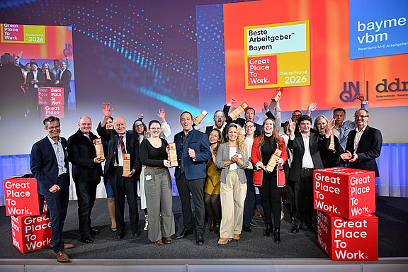 Gruppenfoto von der Great Place To Work Verleihung, bei der Hofmann Personal als einer der Besten Arbeitgeber in Bayern ausgezeichnet wurde.