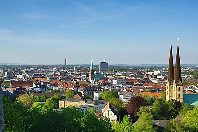 Panoramablick auf die Stadt Bielefeld mit historischen Gebäuden, Symbol für regionale Arbeitsmöglichkeiten bei medcareer