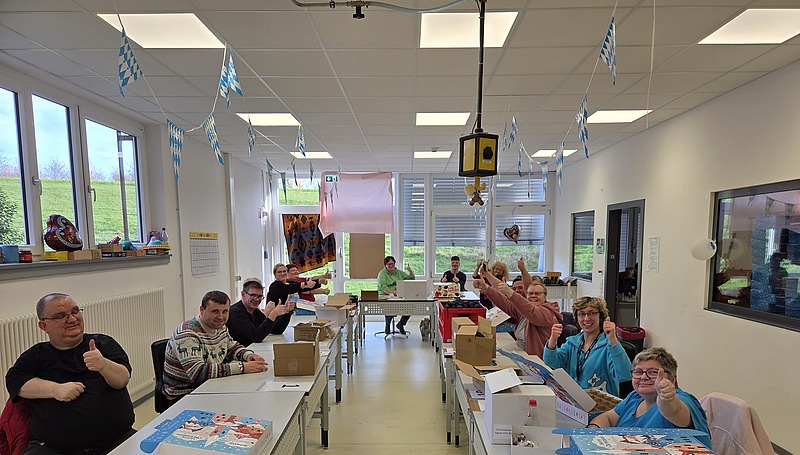 Gruppenfoto der Teilnehmer des Upcycling-Comebag-Projekts von Hofmann Personal.