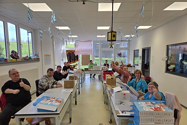 Gruppenfoto der Teilnehmer des Upcycling-Comebag-Projekts von Hofmann Personal.