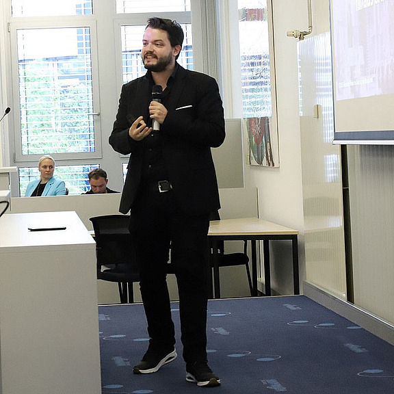 Alexander Pinker erläutert Möglichkeiten künstlicher Intelligenz im Recruiting.