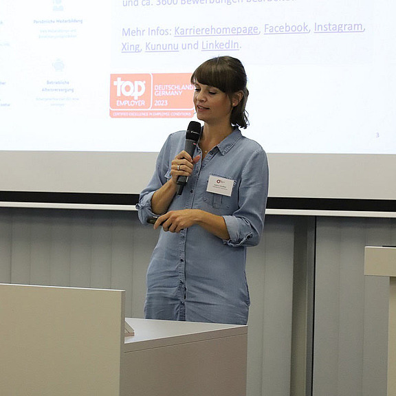 Kathrin Schaffner erläutert wie potenzielle Bewerber persönlich angesprochen werden.