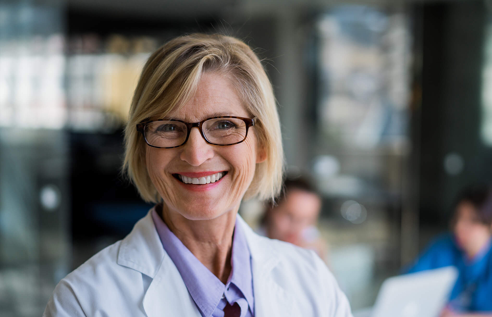 Ärztin im weißen Kittel in Klinik, symbolisiert professionelle Zusammenarbeit im Gesundheitswesen bei medcareer