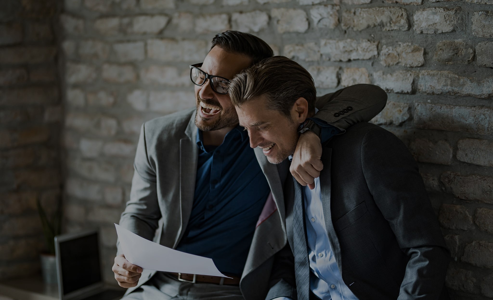 Zwei Geschäftsmänner im Gespräch, symbolisieren Beratung und Zusammenarbeit bei medcareer