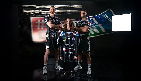 Sonja Heinrich von Hofmann Personal präsentiert mit zwei Handballspielern das HC-Erlangen-Sondertrikot der Vielfalt gewinnt Tour 2026.