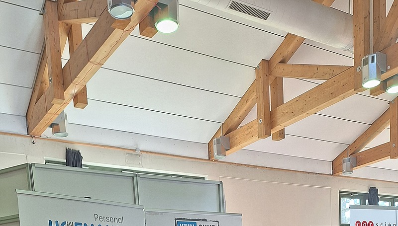 Zwei Mitarbeiter stehen vor dem Messestand von Hofmann Personal beim Tag der Technik 2026 in Erlangen.