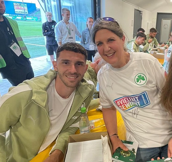 Kunde von Hofmann Personal mit einem Spieler der SpVgg Greuther Fürth in der Hofmann-Lounge