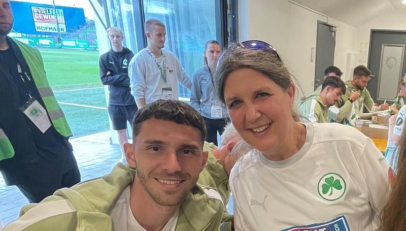 Kunde von Hofmann Personal mit einem Spieler der SpVgg Greuther Fürth in der Hofmann-Lounge