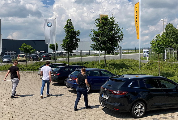 Zu den Autos, fertig, los…Jetzt beginnt der Praxisteil für Dominik Meyer, David Loy und Anja Herzog (v.l.).