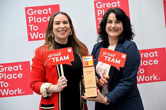 Sonja Heinrich Mitglied des Executive Committee von Hofmann Personal und eine Mitarbeiterin präsentieren stolz die Auszeichnung Beste Arbeitgeber Bayerns 2026.