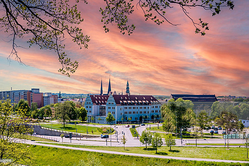 Panoramablick auf die Stadt Zwickau mit historischen Gebäuden, Symbol für regionale Arbeitsmöglichkeiten bei medcareer