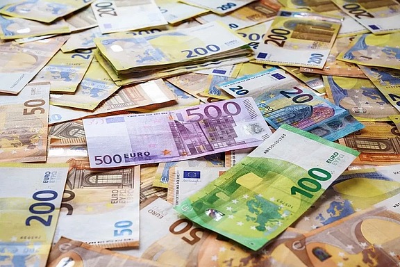 Ausgebreitete Eurobanknoten verschiedener Stückelungen, darunter 50-, 100-, 200- und 500-Euro-Scheine