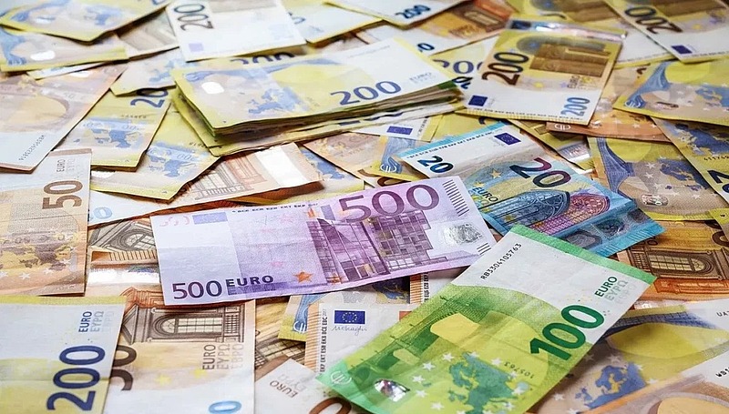 Ausgebreitete Eurobanknoten verschiedener Stückelungen, darunter 50-, 100-, 200- und 500-Euro-Scheine