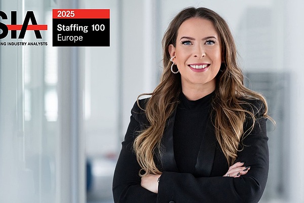 Lächelnde Sonja Heinrich, Mitglied des Executive Committees von Hofmann Personal.