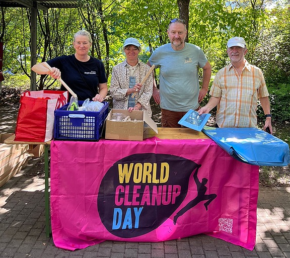 Gemeinsam aktiv für die Umwelt: Unser Team zeigt starkes soziales Engagement beim World Cleanup Day.