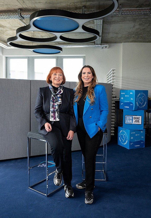 Fr. Hofmann und Tochter Sonja vor Firmengebäude von Hofmann Personal, symbolisierend für ein familiengeführtes Unternehmen in der Personaldienstleistungsbranche.