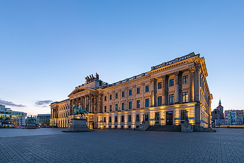 Nächtliche Ansicht von Braunschweig mit beleuchtetem Gebäude, symbolisiert den Standort von medcareer in Braunschweig
