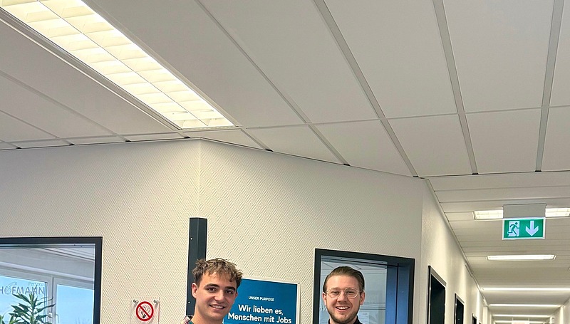 Roland Heinz, Büroverantwortlicher der Niederlassung Fürth bei Hofmann Personal, steht neben einem Trainee der uvex group.