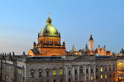 Nächtliche Stadtansicht von Leipzig mit beleuchteten historischen Gebäuden, symbolisiert den Standort von medcareer in Leipzig