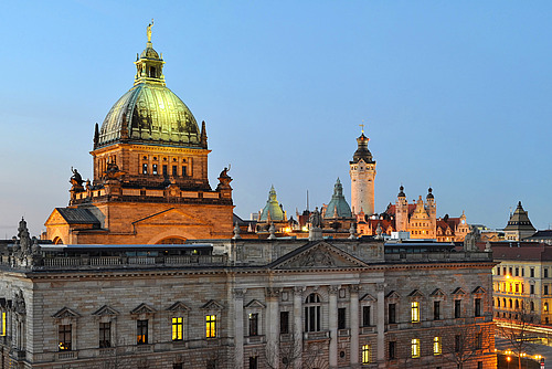 Nächtliche Stadtansicht von Leipzig mit beleuchteten historischen Gebäuden, symbolisiert den Standort von medcareer in Leipzig