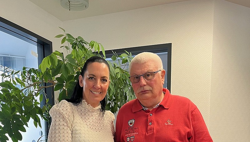 Einem Mitarbeiter wird zum Ruhestand ein Geschenk überreicht, symbolisch für Zusammenhalt und Teamgeist bei Hofmann Personal.