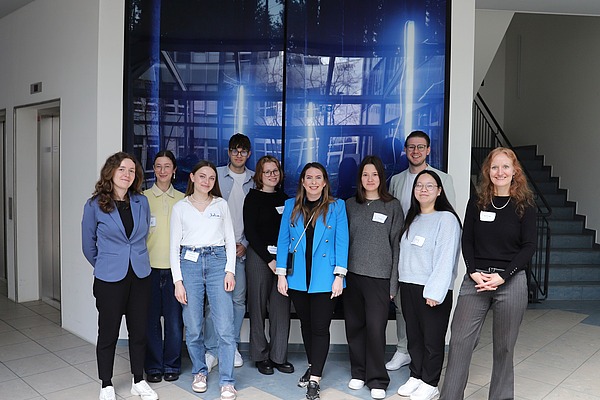 Gruppenfoto von Sonja Heinrich, Mitglied des Executive Committee der I.K. Hofmann GmbH und den Teilnehmer des 6. TH-Praxistag bei Hofmann Personal.