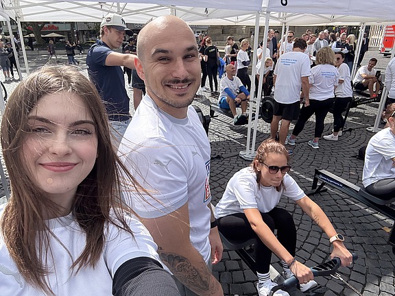 Team von Teilnehmenden beim Benefiz-Ruderevent auf Ruderergometern, organisiert zugunsten eines Kinderhilfswerks