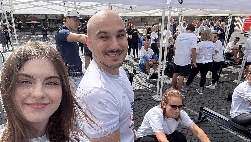 Team von Teilnehmenden beim Benefiz-Ruderevent auf Ruderergometern, organisiert zugunsten eines Kinderhilfswerks