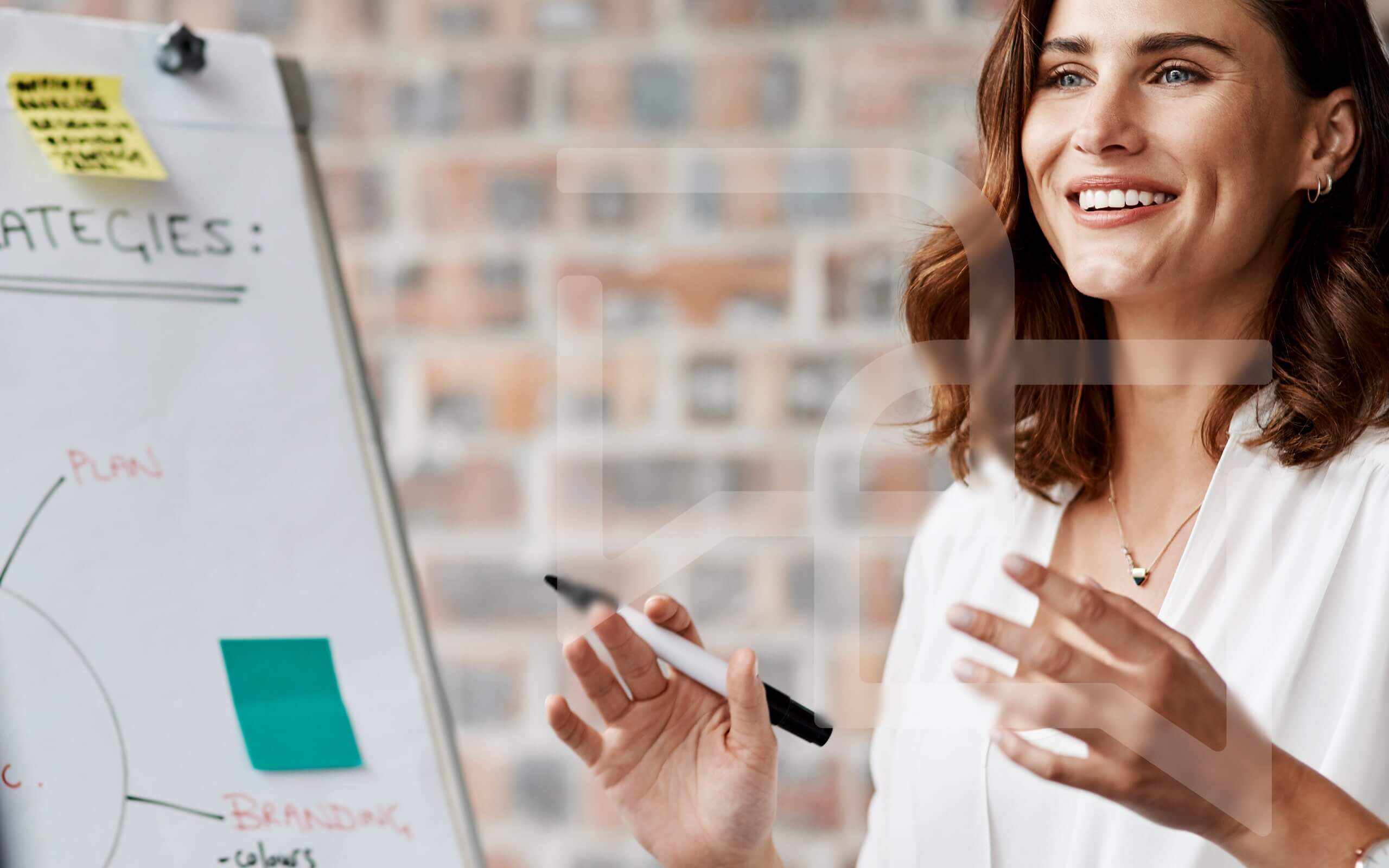 Mitarbeiterin arbeitet an Whiteboard, symbolisiert Projektarbeit bei hpm (Hofmann Projektmanagement)