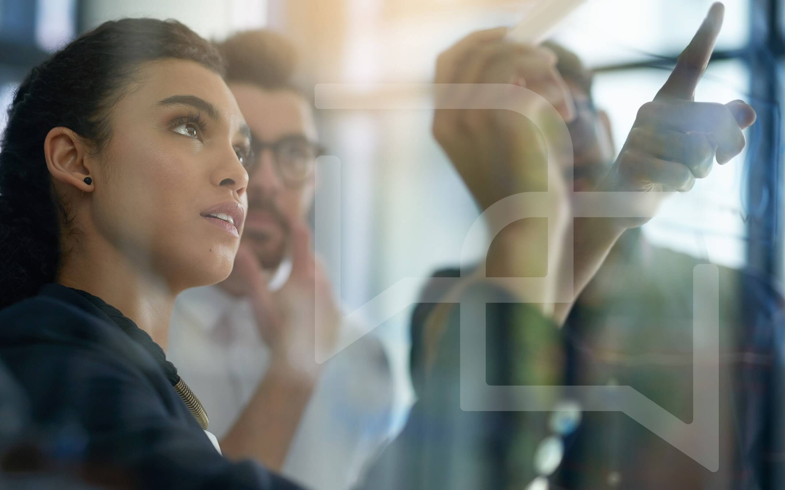 Zwei Personen diskutieren gemeinsam Ideen an Whiteboard, symbolisiert Projektarbeit bei hpm (Hofmann Projektmanagement)
