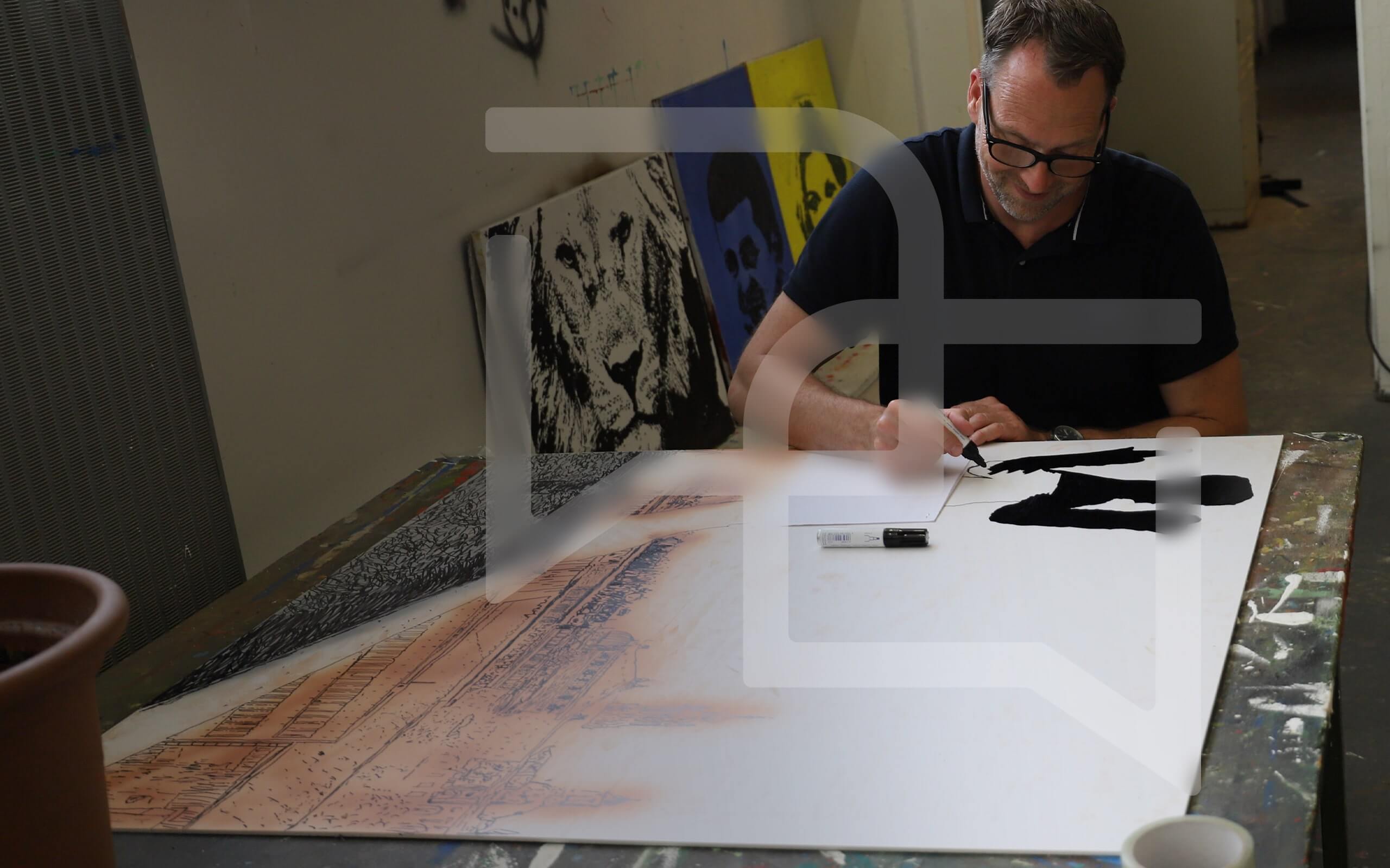 Mitarbeiter arbeitet an einer Zeichnungen am Arbeitstisch