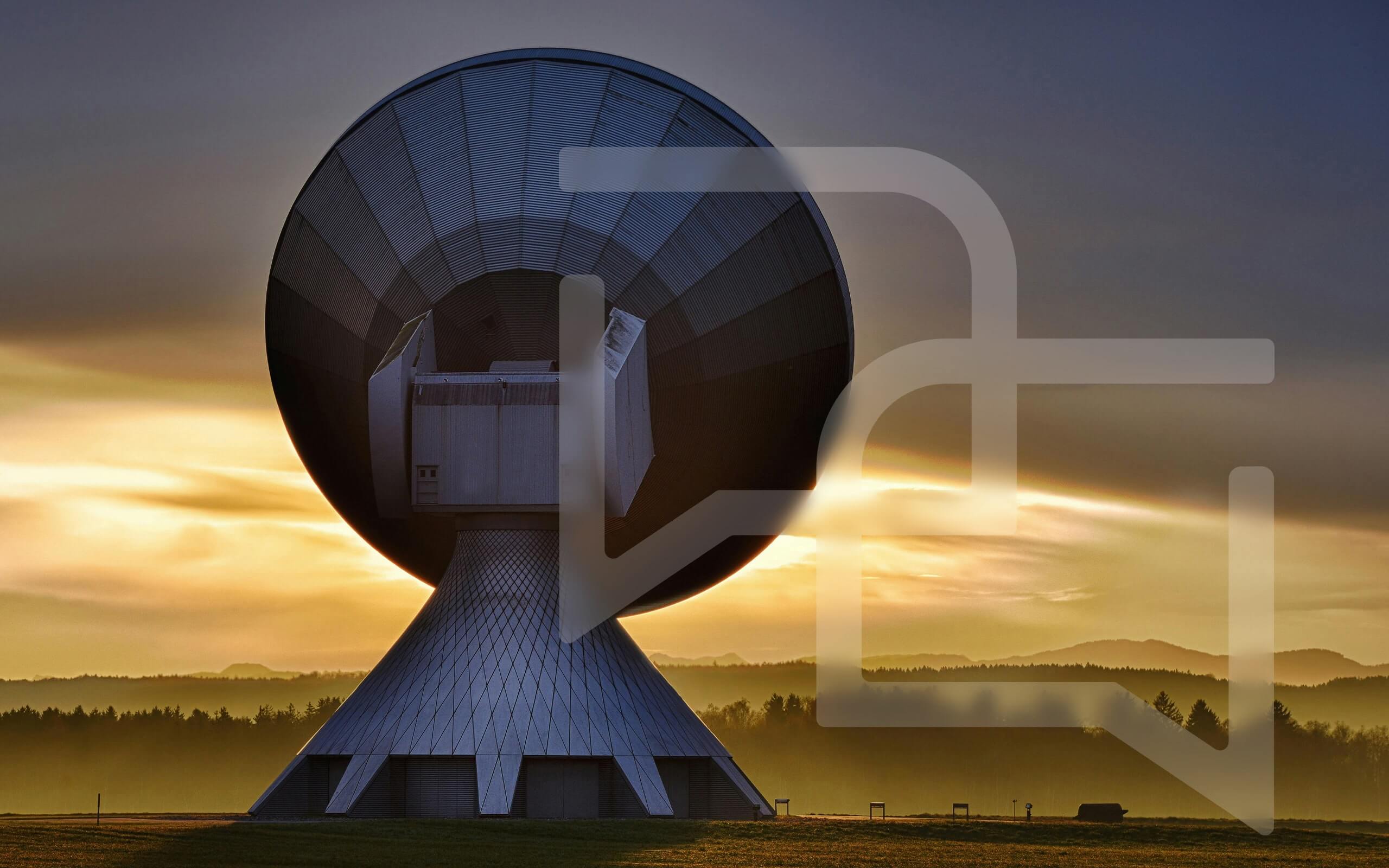 Satellitenschüssel vor Sonnenuntergang symbolisiert Vernetzung und Innovation bei hpm (Hofmann Projektmanagement)