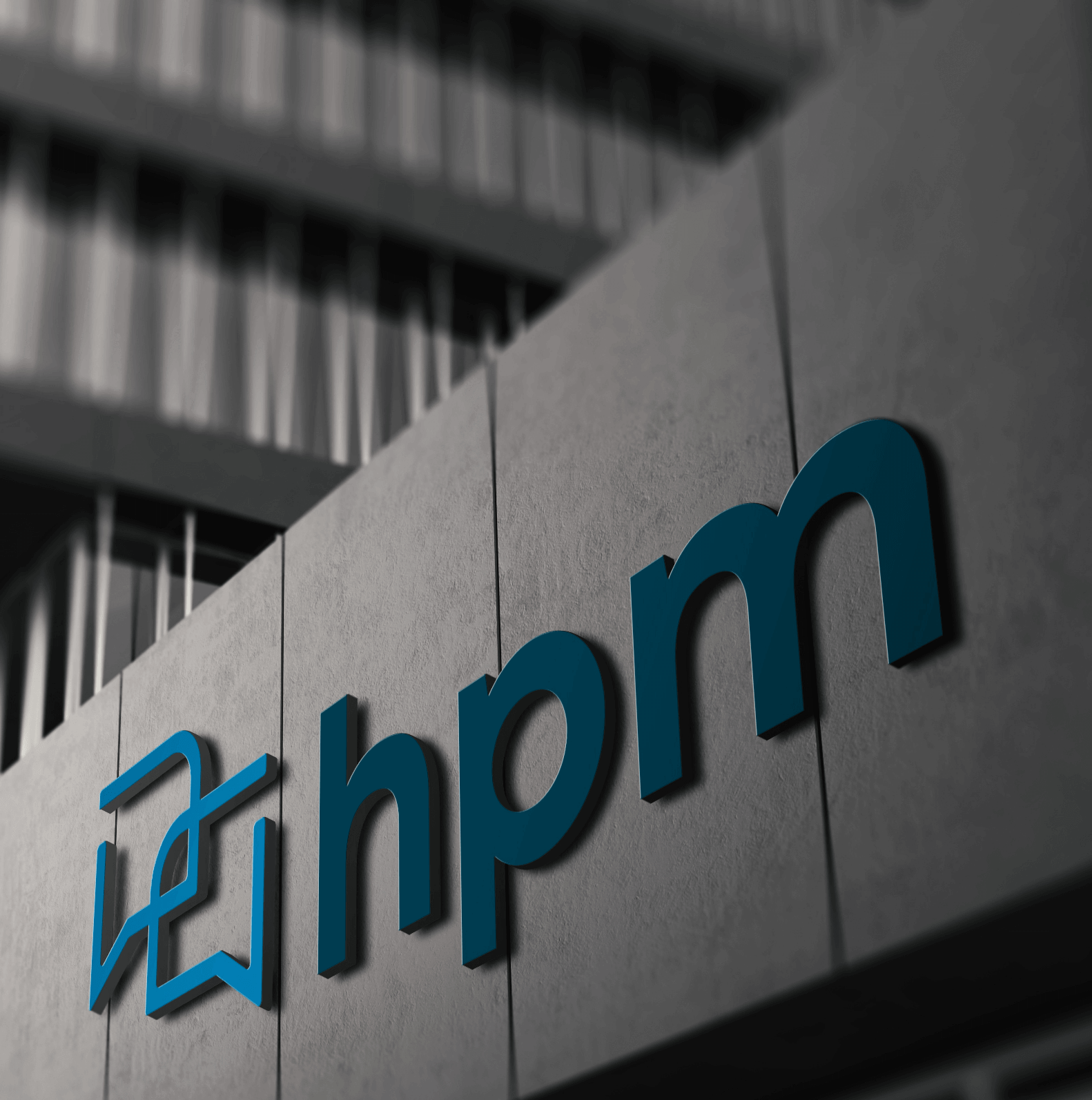 Unternehmenslogo von hpm (Hofmann Projektmanagement) auf Hauswand