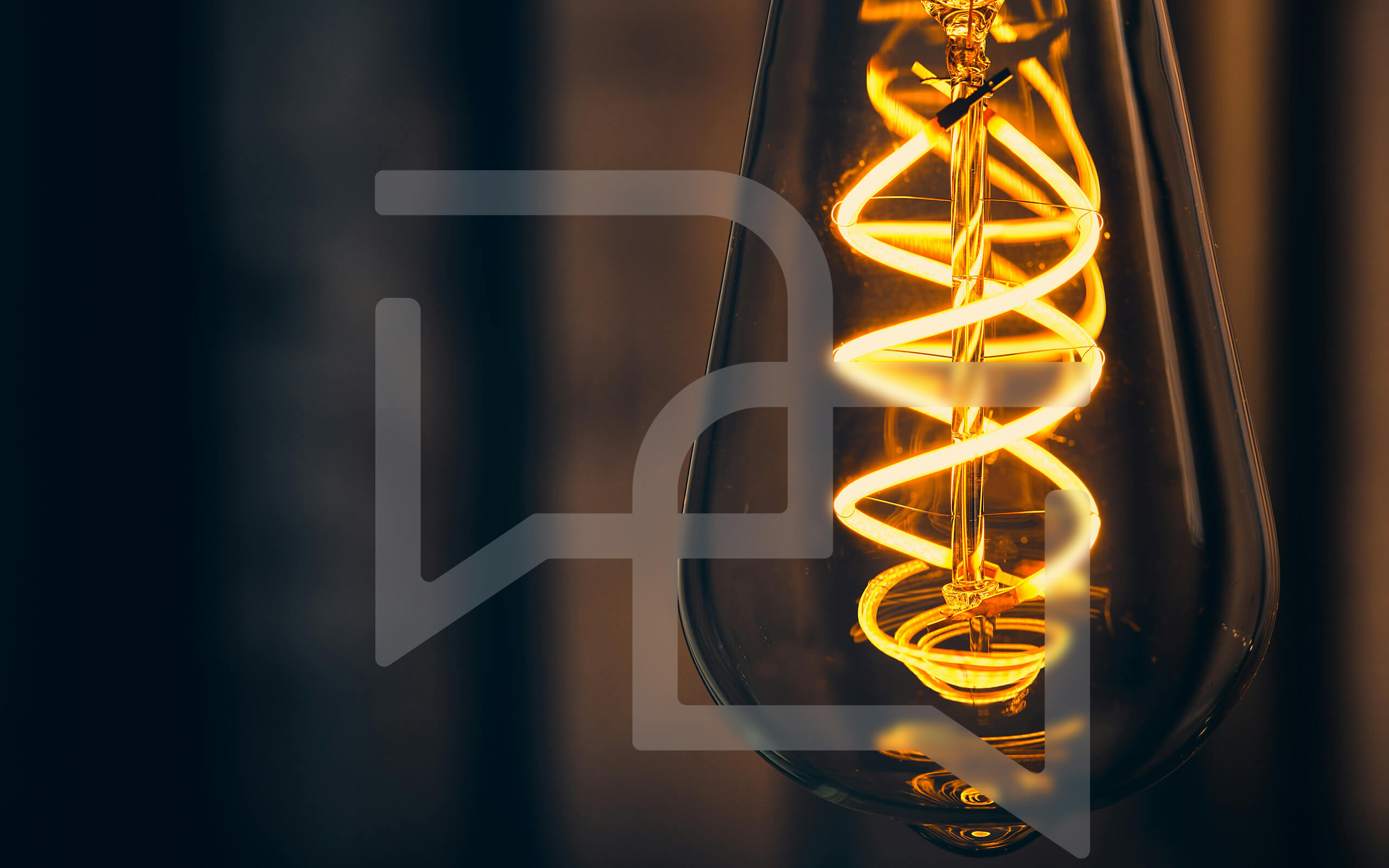 Leuchtende Glühbirne, symbolisiert Innovation bei hpm (Hofmann Projektmanagement).