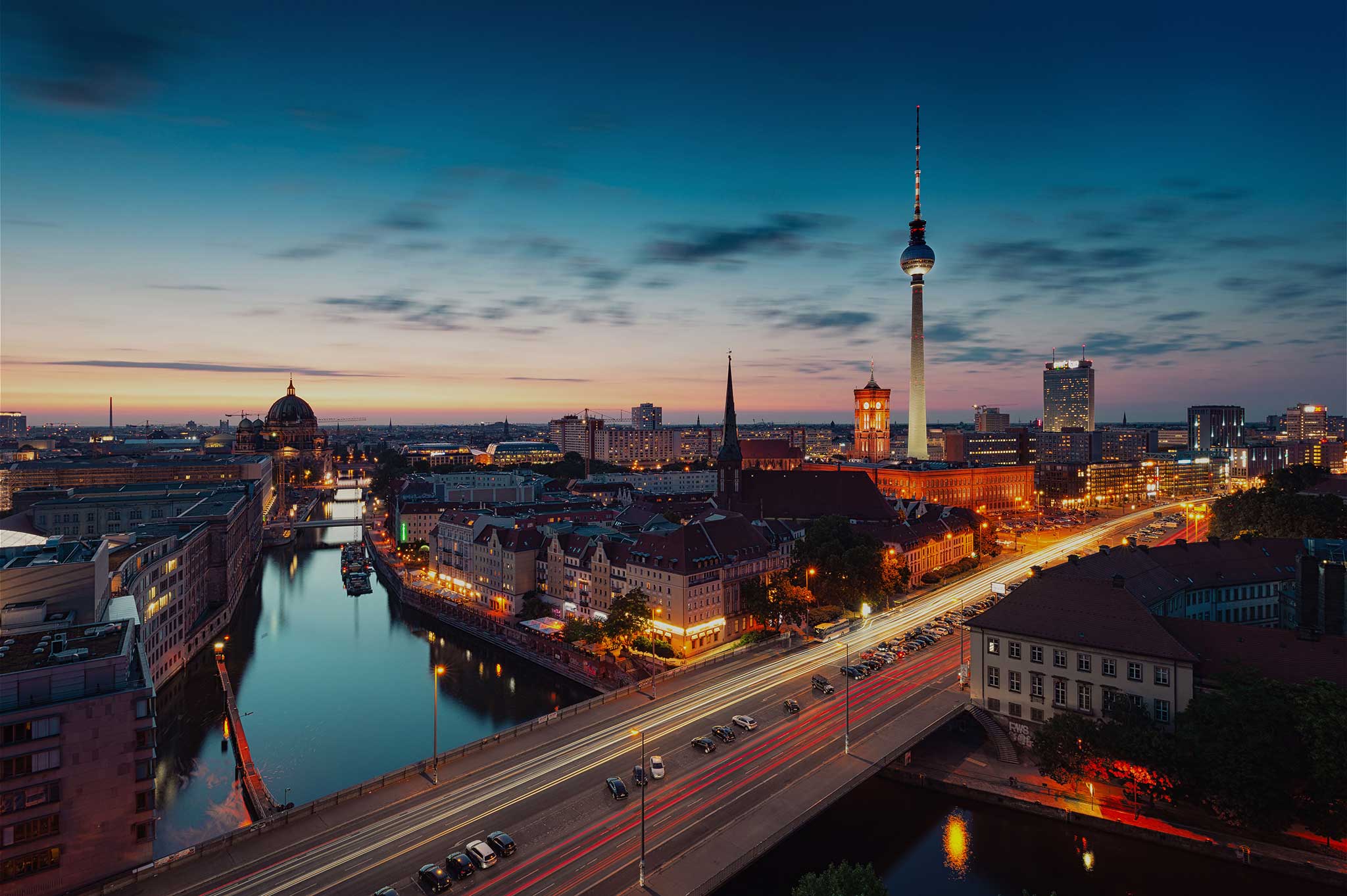 Nächtliche Stadtansicht von Berlin mit beleuchteten Gebäuden, symbolisiert den Standort von medcareer in Berlin